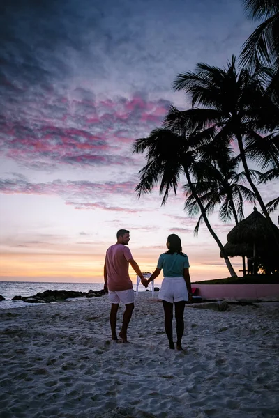 Naplemente Aruba Divi strand, színes naplemente a strandon Aruba — Stock Fotó