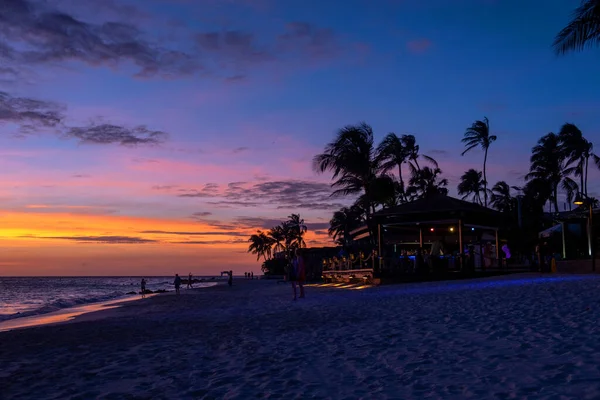 Západ slunce Aruba na pláži Divi, barevný západ slunce na pláži v Arubě — Stock fotografie