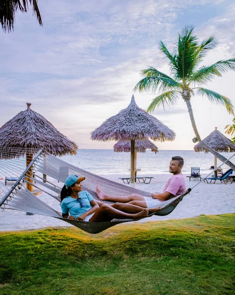 Hamac caribéen Aruba sur la plage avec palmiers — Photo