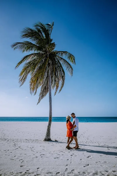 Palme sulla costa di Eagle Beach ad Aruba — Foto Stock