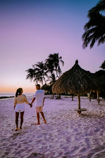 Zonsondergang Aruba bij Divi strand, kleurrijke zonsondergang aan het strand in Aruba — Stockfoto