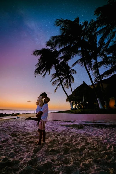 Sunset Aruba na praia de Divi, pôr do sol colorido na praia em Aruba — Fotografia de Stock