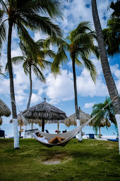 Aruba Caribbean Hangmat op het strand met palmbomen — Stockfoto