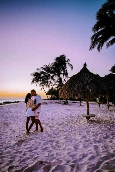 Tramonto Aruba sulla spiaggia di Divi, tramonto colorato sulla spiaggia di Aruba — Foto Stock