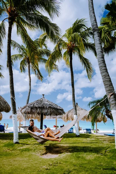 Karibische Hängematte auf Aruba am Strand mit Palmen — Stockfoto
