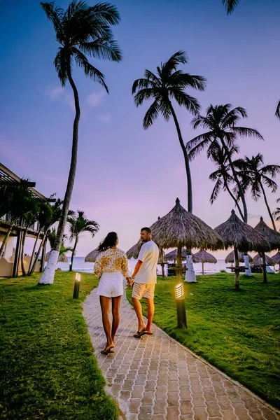 Naplemente Aruba Divi strand, színes naplemente a strandon Aruba — Stock Fotó