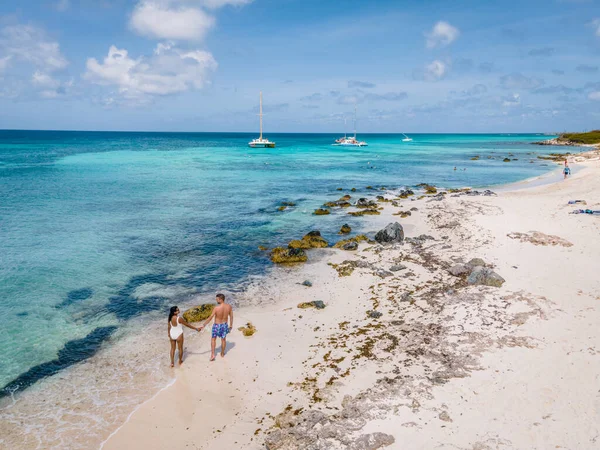 Boca Catalina Beach Aruba, rcks and clifs and blue ocean — Stock Photo, Image