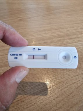 COVID-19, Coronavirus romanı, COVID-19 Burun Laboratuvarı testinde hızlı test cihazı kullanılması sonucu negatif çıktı.