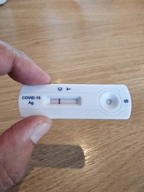 COVID-19, Coronavirus romanı, COVID-19 Burun Laboratuvarı testinde hızlı test cihazı kullanılması sonucu negatif çıktı.