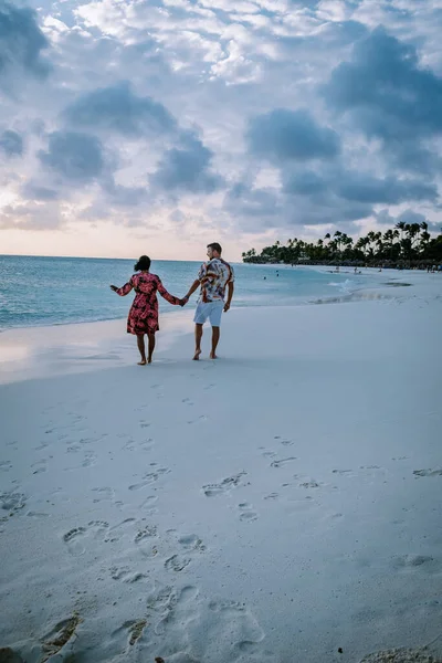 Palm παραλία Αρούμπα, Καταπληκτική τροπική παραλία με φοίνικα που εισέρχονται στον ωκεανό κατά αζούρ ωκεανό, χρυσή άμμο και μπλε ουρανό — Φωτογραφία Αρχείου