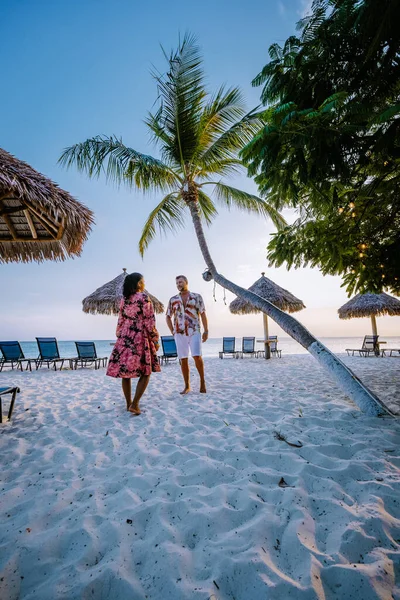 Palm beach Aruba, Incredibile spiaggia tropicale con palma che entra nell'oceano contro l'oceano azzurro, sabbia dorata e cielo blu — Foto Stock