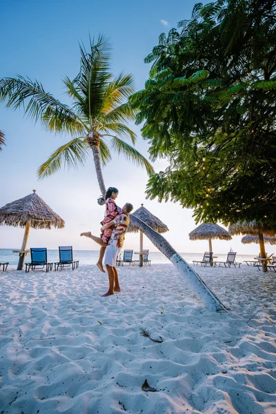 Palm beach Aruba, Incroyable plage tropicale avec palmier entrant dans l'océan contre l'océan azur, sable doré et ciel bleu — Photo