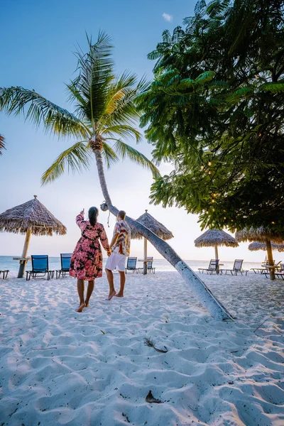 Palm beach Aruba, Fantastisk tropisk strand med palmer in i havet mot azur hav, guld sand och blå himmel — Stockfoto