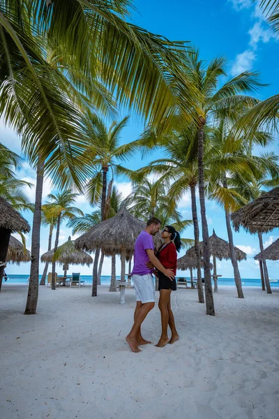 Palm Beach Aruba, muhteşem tropikal plaj, okyanusa dalan palmiye ağacı, altın kum ve mavi gökyüzü. — Stok fotoğraf