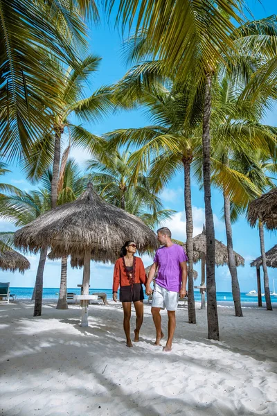 Palm beach Aruba, Incredibile spiaggia tropicale con palma che entra nell'oceano contro l'oceano azzurro, sabbia dorata e cielo blu — Foto Stock