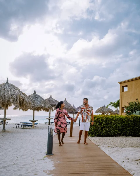 Aruba Caraibi sulla spiaggia con palme — Foto Stock