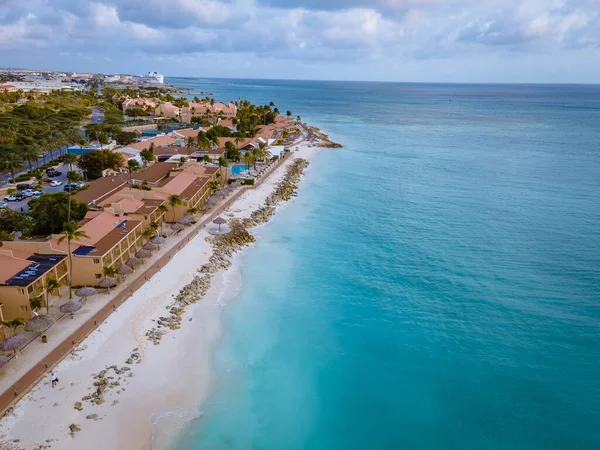 Aruba Praia branca caribenha com palmeiras e piscina de luxo Aruba Caribbean — Fotografia de Stock