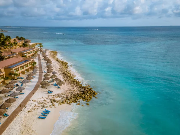 Aruba Praia branca caribenha com palmeiras e piscina de luxo Aruba Caribbean — Fotografia de Stock