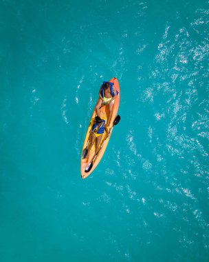 Okyanusta kayak yapan çift Aruba Karayip Denizi 'nde, orta yaşlı erkek ve kadın okyanus mavisi klrea suyunda kano.