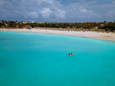 Okyanusta kayak yapan çift Aruba Karayip Denizi 'nde, orta yaşlı erkek ve kadın okyanus mavisi klrea suyunda kano.