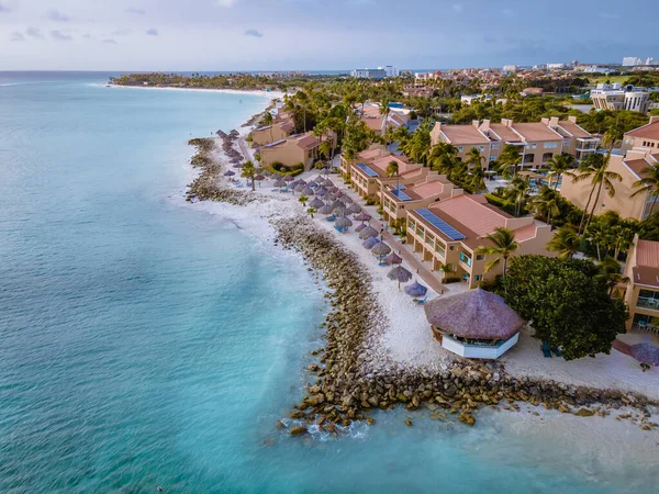 Palmiye ağaçları ve lüks yüzme havuzu olan Aruba Karayip beyaz plajı. — Stok fotoğraf