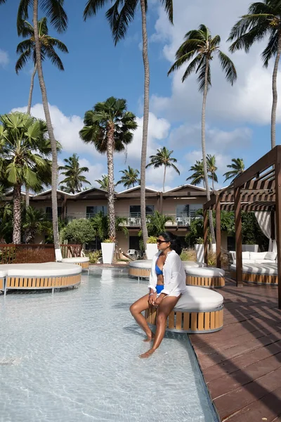 Aruba Caraibi amaca sulla spiaggia con palme e piscina di lusso — Foto Stock