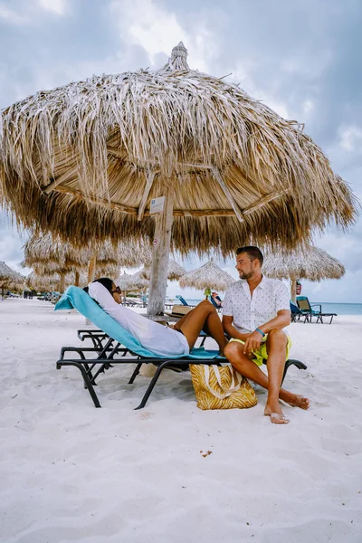 Aruba Caraïbes sur la plage avec des palmiers — Photo