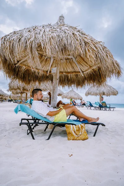 Aruba Caraïbes sur la plage avec des palmiers — Photo