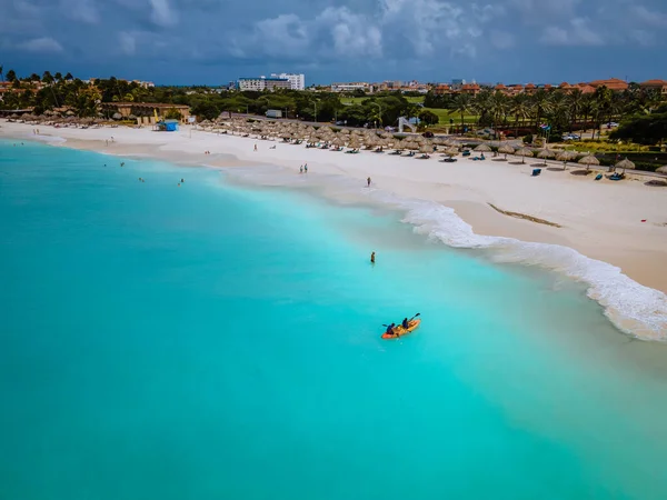 Casal Caiaque no Oceano em Férias Aruba Mar do Caribe, homem e mulher caiaque de meia idade no oceano água azul clrea — Fotografia de Stock