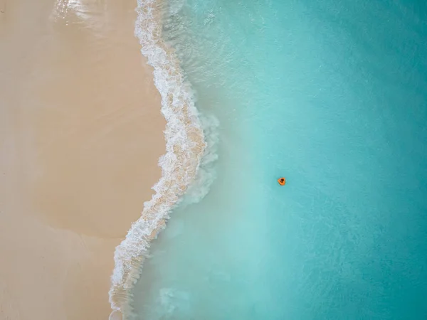 Aéreo da praia de Águia em Aruba, no Caribe, vista pássaro ey na praia com guarda-chuva na praia de Águia Aruba — Fotografia de Stock