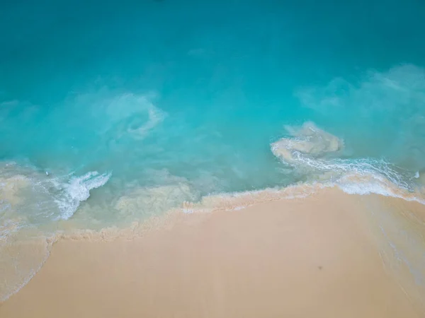 Aerial z plaży Eagle na Arubie na Karaibach, widok na ptaki na plaży z parasolem na plaży Aruba Eagle — Zdjęcie stockowe