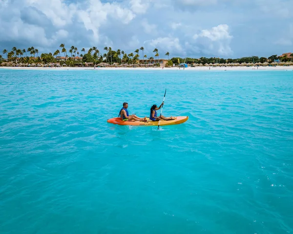 아루바 카리브 해의 휴양에서 부부가 함께 식사하는 장면, 바다의 푸른 크 레아 물에서 중년의 남녀가 카약 을 먹는다 — 스톡 사진