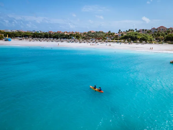 Para Kajakarstwo w oceanie na wakacjach Aruba Karaiby morze, mężczyzna i kobieta w średnim wieku kajak w oceanie niebieski klrea woda — Zdjęcie stockowe