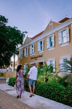 Curacao Willemstad, orta yaşlı Asyalı bir çift ve Avrupalı bir adam Pietermaai 'de lüks bir tatil yapıyorlar. 