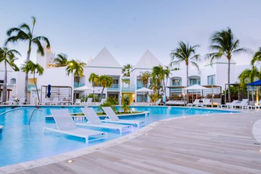 Palm Beach Aruba yakınlarında yüzme havuzu olan lüks bir otel.