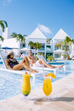 Palm Beach Aruba yakınlarında yüzme havuzu olan lüks bir otel.