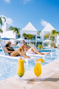 Palm Beach Aruba yakınlarında yüzme havuzu olan lüks bir otel.
