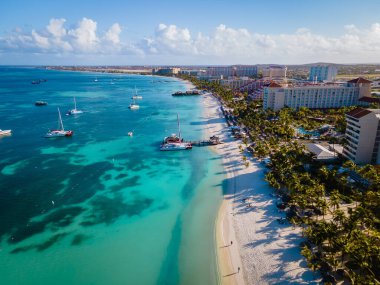 Palm Beach Aruba Karayipleri, Aruba 'da palmiye ağaçları olan beyaz kumlu plaj