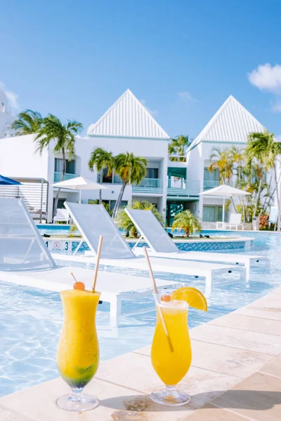 Lyx resort med pool nära Palm Beach Aruba — Stockfoto