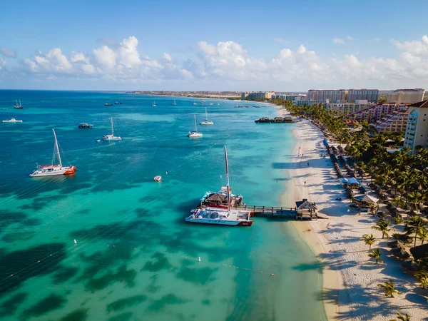 Palm beach Aruba Caribbean, praia de areia longa branca com palmeiras em Aruba — Fotografia de Stock