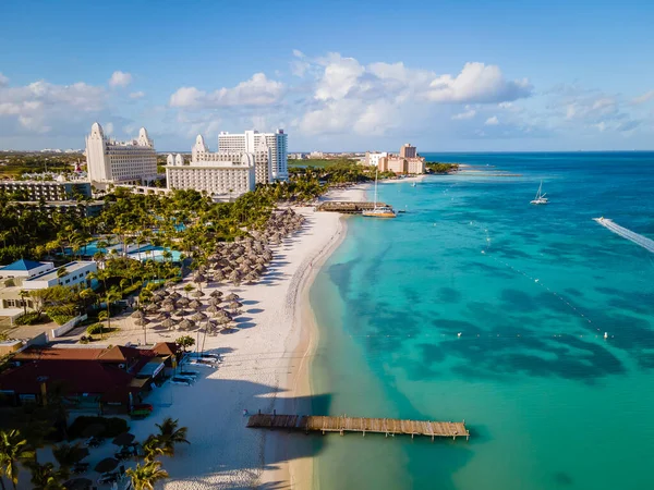 Palm beach Aruba Caribe, playa de arena blanca y larga con palmeras en Aruba — Foto de Stock