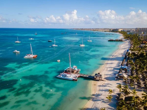 パームビーチアルバカリブ海、アルバのヤシの木と白い長い砂浜 — ストック写真