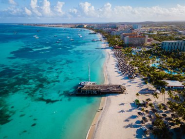 Palm Beach Aruba Karayipleri, Aruba 'da palmiye ağaçları olan beyaz kumlu plaj