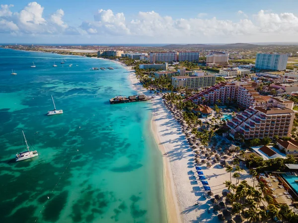 Pálma strand Aruba Karib-tenger, fehér hosszú homokos strand pálmafákkal Aruba — Stock Fotó