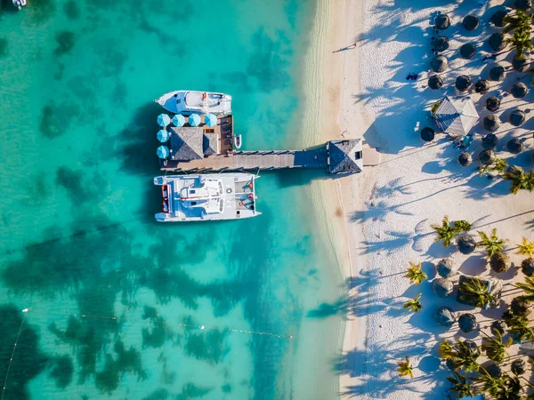 Spiaggia di palme Aruba Caraibi, lunga spiaggia di sabbia bianca con palme ad Aruba — Foto Stock