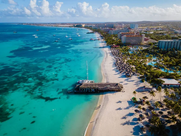 Palm Beach Aruba Caribbean, biała piaszczysta plaża z palmami na Arubie — Zdjęcie stockowe