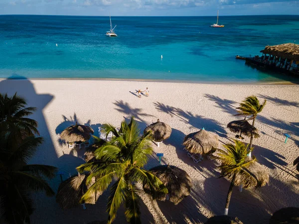 Palm beach Aruba Caribbean, praia de areia longa branca com palmeiras em Aruba — Fotografia de Stock