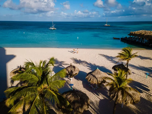 Palm beach Aruba Caraïbes, longue plage de sable blanc avec palmiers à Aruba — Photo