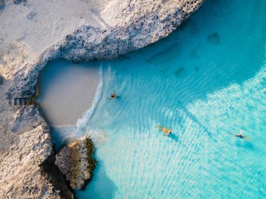 Tres Trapi Triple Steps Beach, Aruba tamamen boş, yerli ve turistler arasında popüler plaj, kristal berrak okyanus Aruba
