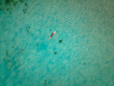 Tres Trapi Triple Steps Beach, Aruba tamamen boş, yerli ve turistler arasında popüler plaj, kristal berrak okyanus Aruba